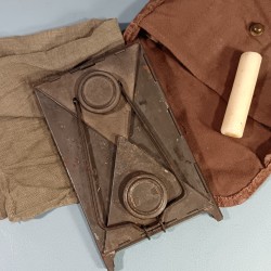 LANTERNE PLIANTE AVEC SA HOUSSE LAMPE DE TYPE MONJARDET EQUIPEMENT INDIVIDUELLE DU SOLDAT GUERRE 1914 1918